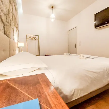 Bluetile Sol Apartment